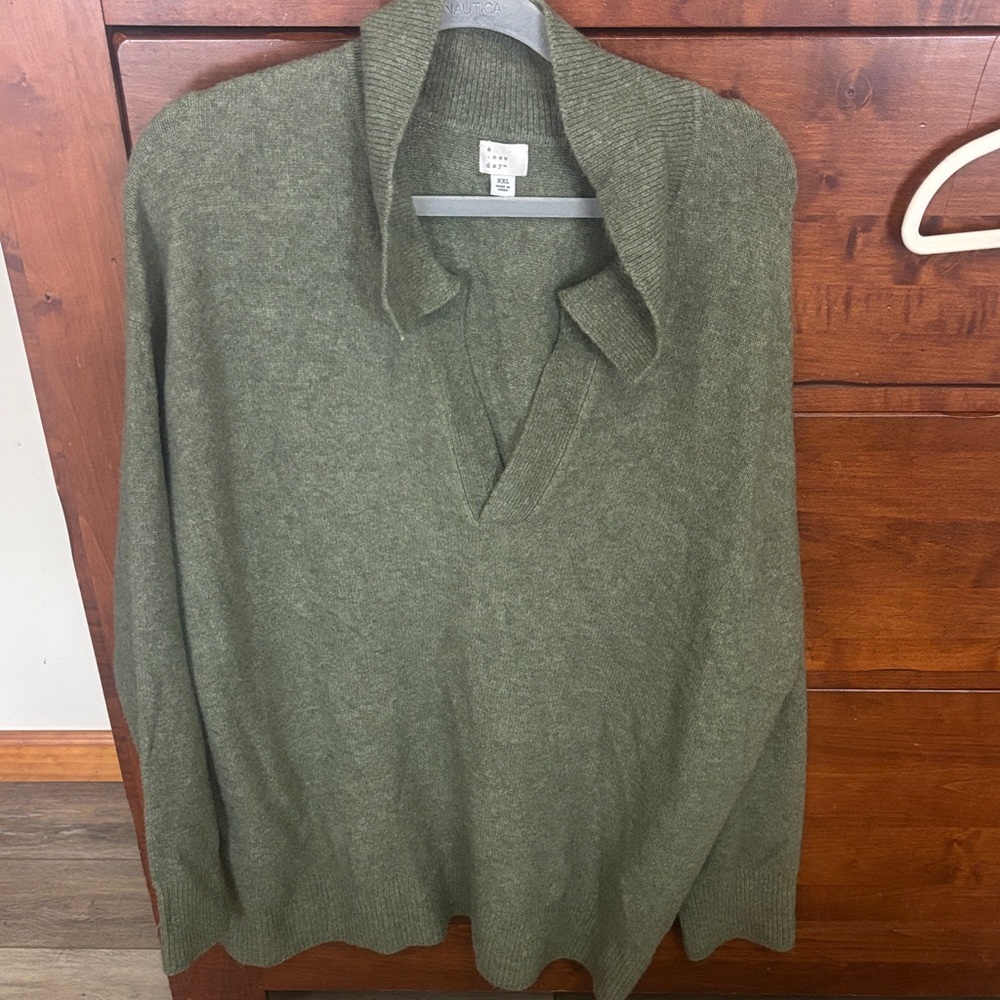 a new day V-Neck Sweater in Olive Green